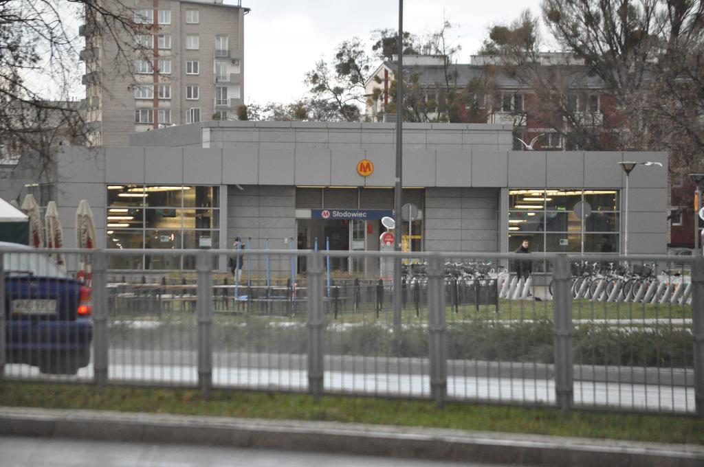 Slodowiec Metro, Free Parking *
